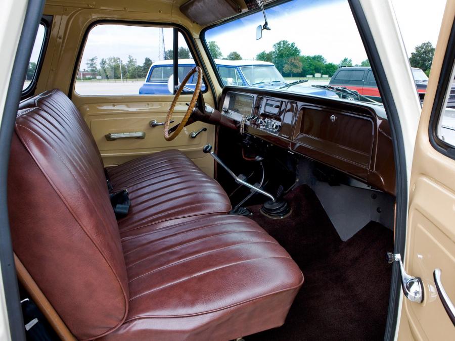 Интерьер Chevrolet Suburban 1965 года  (фото 2 из 4)